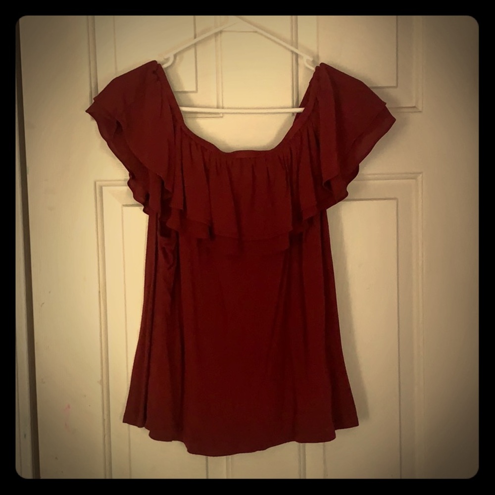 ☺︎︎Over the shoulder red shirt